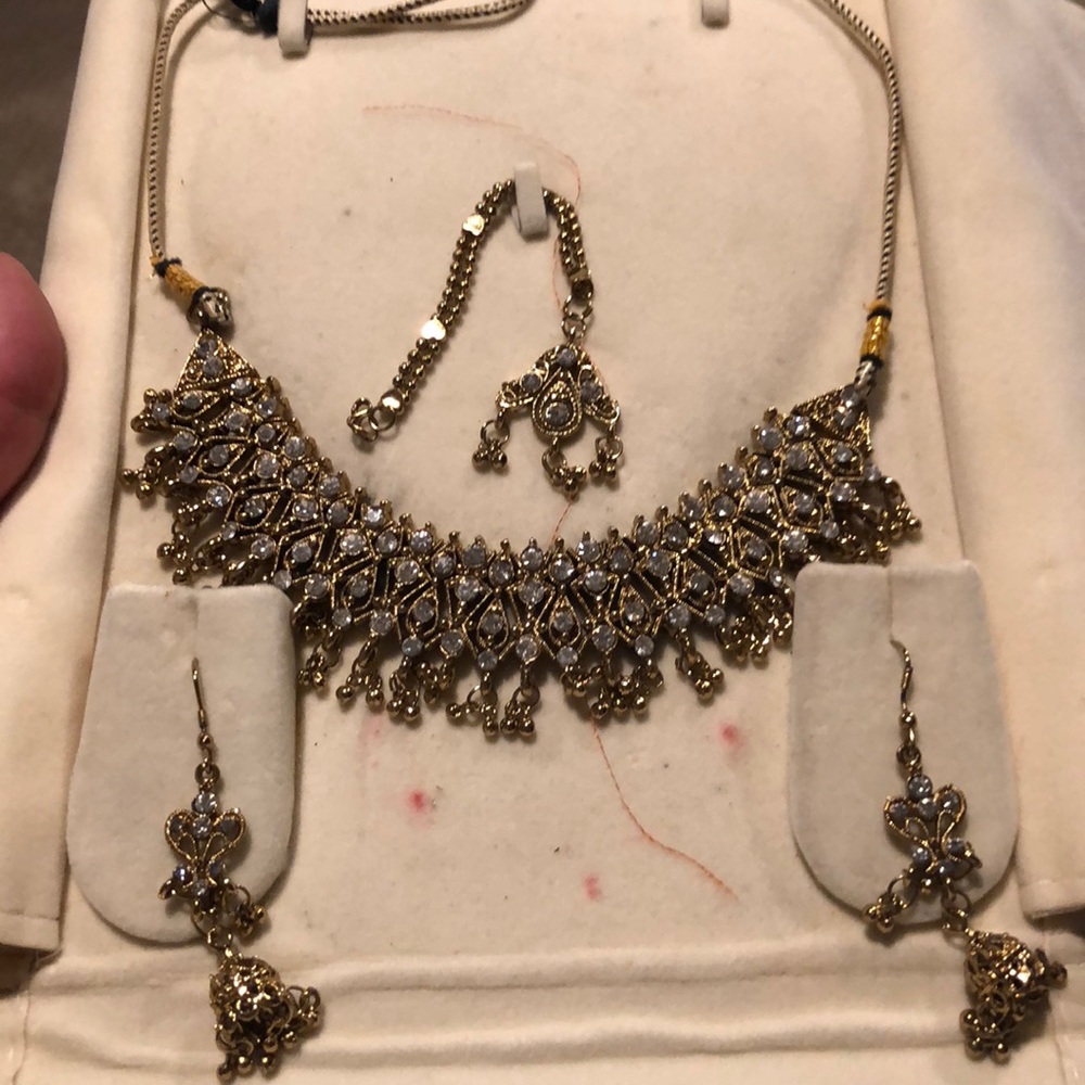 Necklace and earring set